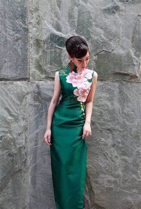 green cheongsam gown peonies chinesische kleider kleider und designer
