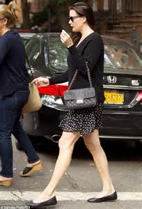 liv tyler hides stomach amid pregnancy rumors with dave