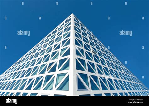 triangle shaped building banque dimage   alamy