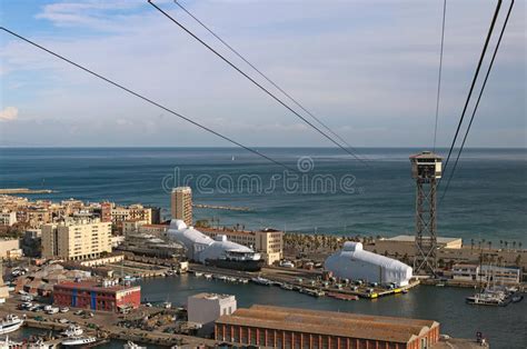 barcelona spanje  januari  kabelbaan  de haven van barcelona redactionele stock