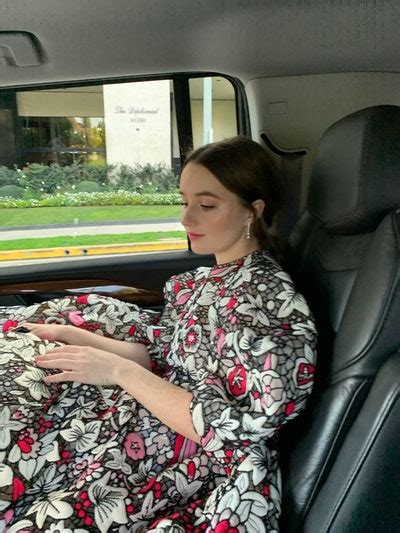 kaitlyn dever s first golden globes was non stop excitement vogue