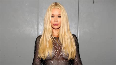 iggy azalea shaves her hair in new tiktok video and fans
