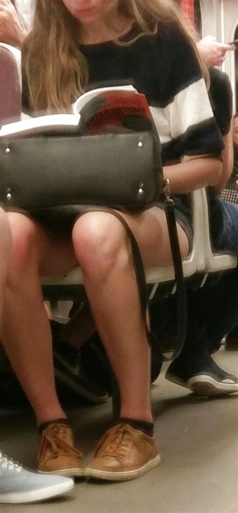 train metro bus candid dress upskirt legs zdjęć 30