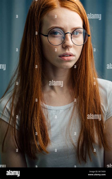 Schöne Rothaarige Mädchen Gesicht Mit Brille Closeup Stockfotografie