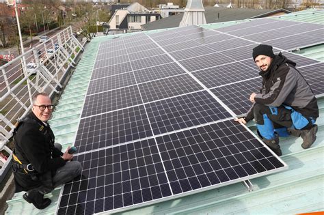 gemeente legt  zonnepanelen op dak brandweerkazerne