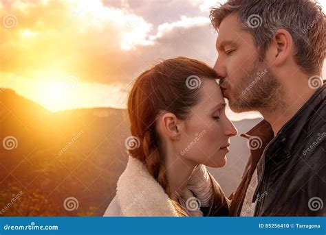 couples d amusement de baiser d amour photo stock image du concept