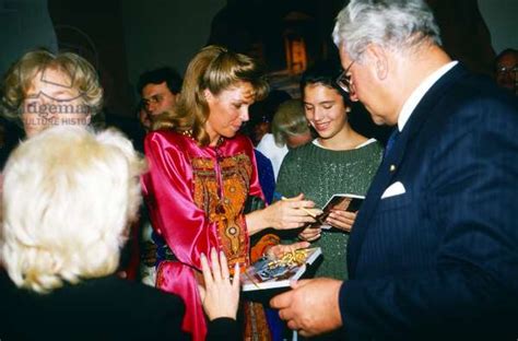 queen noor of jordan visiting an exhibition at cologne with mayor