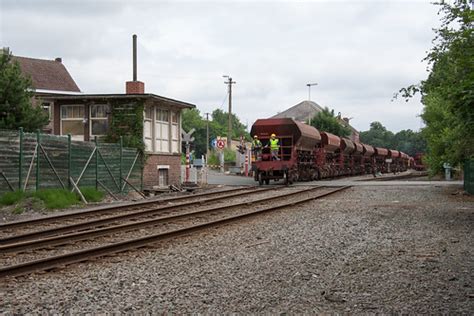 quenast een cockerill locje  een lege ballast trein aan flickr