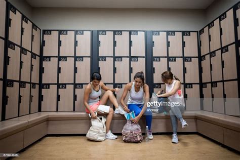 Femmes Dans La Salle De Casiers Au Gymnase Photo Getty Images