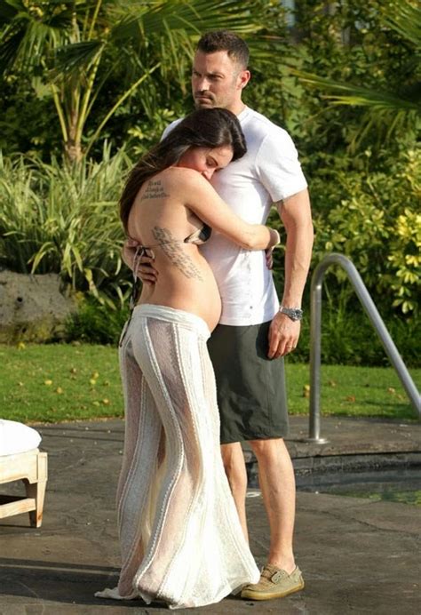 Pose Mesra Megan Fox Pamer Kehamilannya Dengan Pasangannya