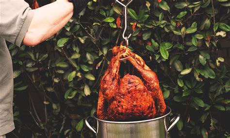 a complete guide to deep frying your first turkey going tiny magazine