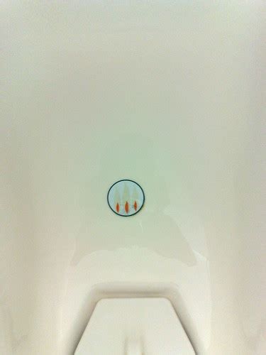 トイレの的 a target on male toilets 近頃増えている男性用小便器の