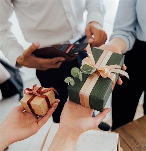 gift giving etiquette  business