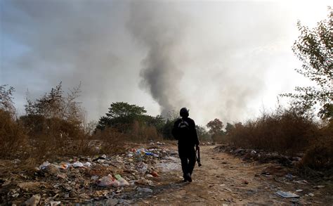 pakistani police fire tear gas  islamists blockading capital