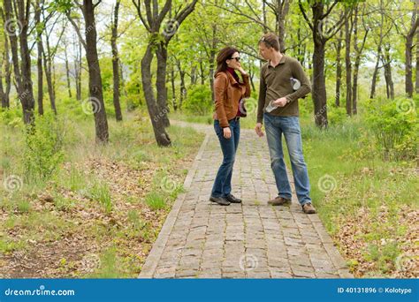 Junge Paare Die In Einem Park Sprechend Stehen Stockfoto Bild Von