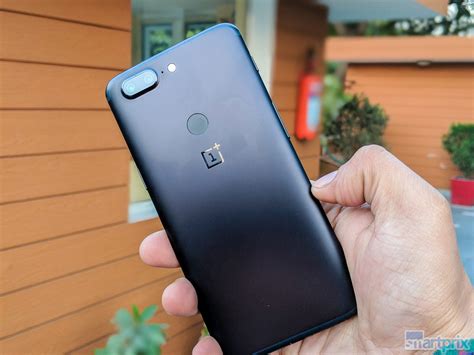oneplus expands  offline presence  india partners  chroma  sell  devices
