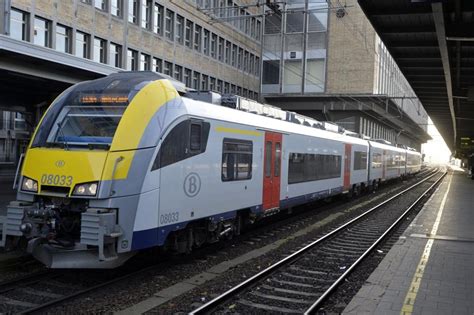 nmbs legt  extra treinen  van en naar de kust de standaard