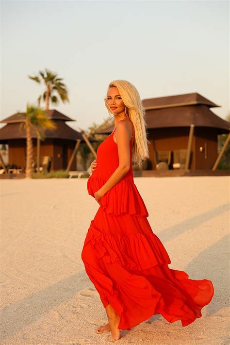 russian model who hid her pregnancy for eight months reveals the