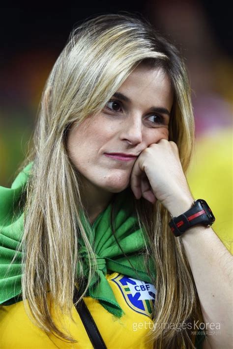 [브라질 독일 하이라이트]심각한 표정의 브라질 미녀팬 ‘믿을 수 없어요 스포츠동아