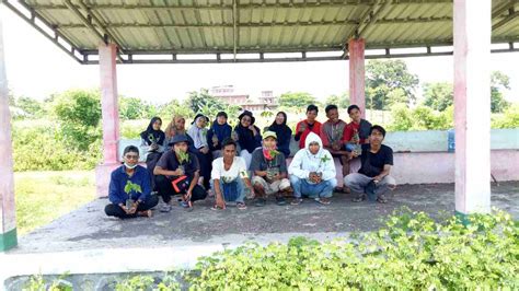 Mahasiswa Kkn Tematik Unram Lakukan Penghijauan Sepanjang Jalan Desa