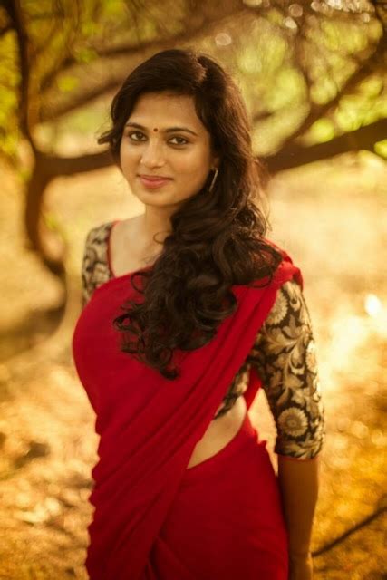 tamil actress ramya pandian latest hot image gallery in red saree