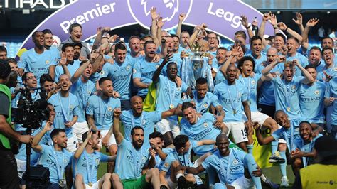 pics manchester city players finally  hands  epl trophy