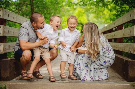 family portrait poses guide  beginning family photographers