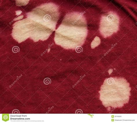 de katoenen textuur van de stof rood met de vlekken van het bleekmiddel stock afbeelding