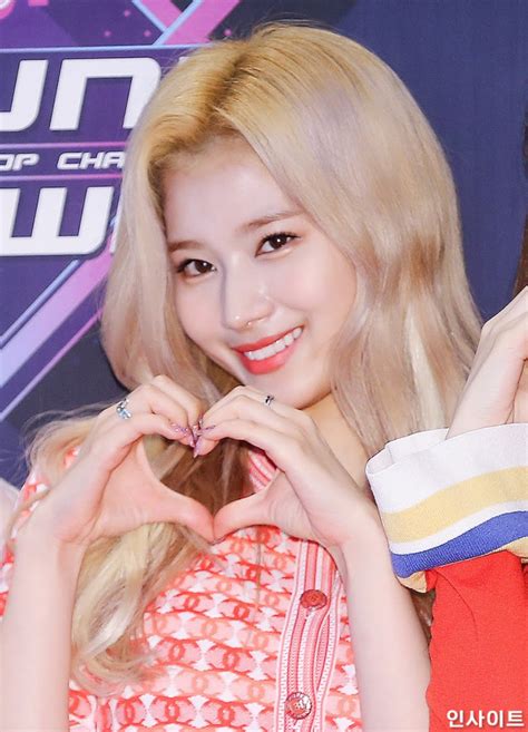 Twice S Sana And Nayeon Show Off Their Best Aegyo At M