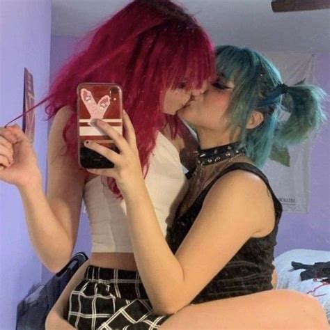 lesbian kiss emo in 2020 cute lesbian couples lesbian