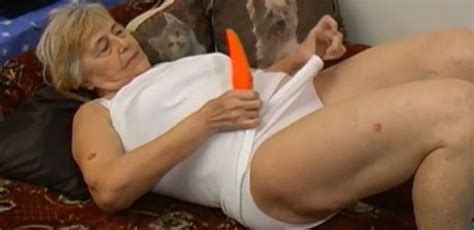 filthy granny is playing with her loose pussy using smooth sex toy video