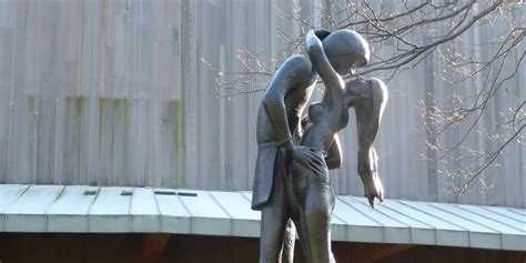 7 Love Themed Statues Around The World