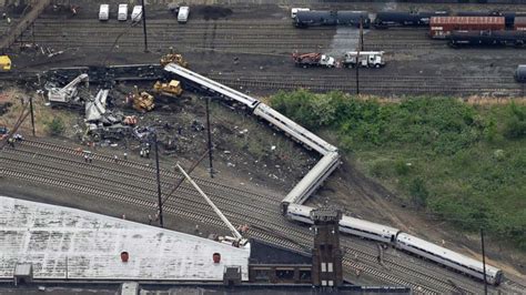 train  deadly crash  philadelphia estimated   traveling  mph