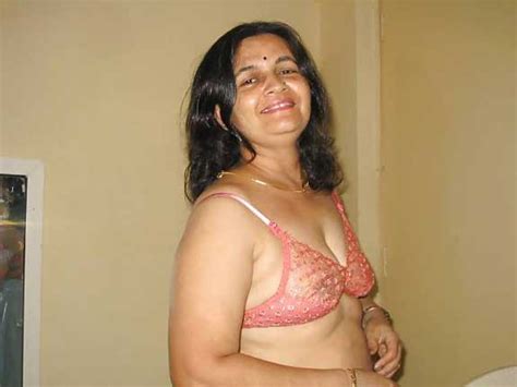 Hot Mature Aunty Ke Boobs Aur Chut Dekhi Bank Manager
