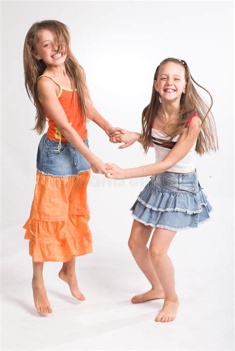 due bambine che si abbracciano fotografia stock immagine