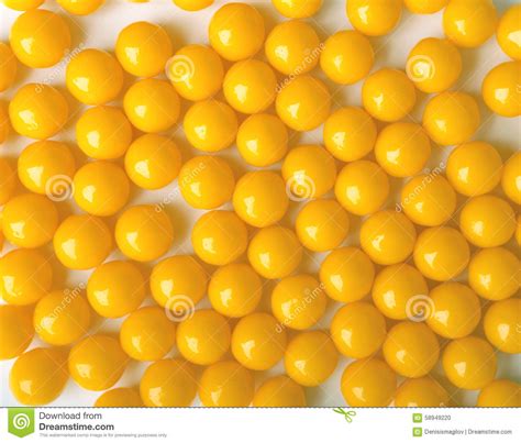 gelbe runde pillen als vitamine stockfoto bild von feld schicht