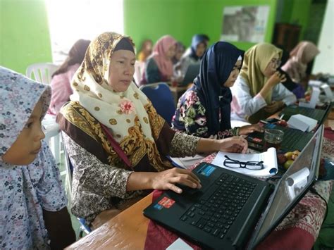 Pemberdayaan Perempuan Melalui Tik Program Pusat Pengembangan