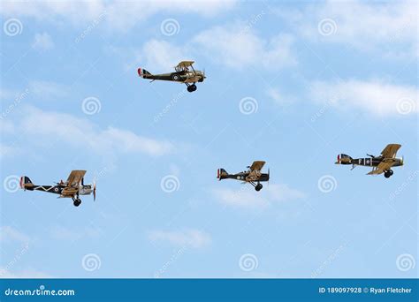 vorming van vier wereldoorlogse vliegtuigen bestaande uit een bristol fb sea airco dh en een