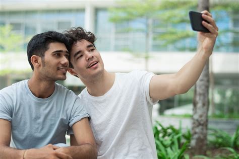 Heureux Gays Interracial Posant Pour Selfie Mignon En Ville Photo