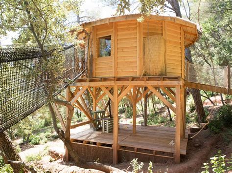 la cabane perchee avec spa privatif cabane dans les arbres provence