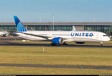 united airlines boeing   dreamliner photo  gaetan de