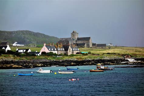 iona   scottish island chosen  columba  site   monastery