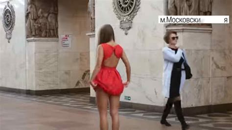 video mujer se levanta la falda en la estación del tren como forma de protesta telemundo