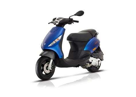 piaggio zip   review total motorcycle