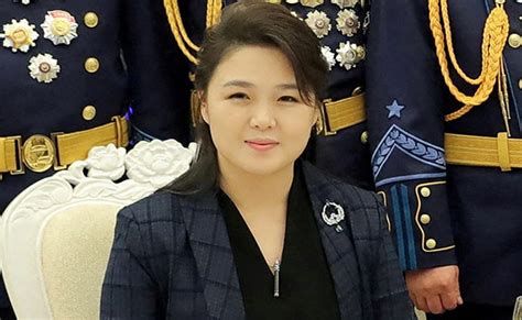 kim jong un s wife wears missile like pendant internet calls it nuke