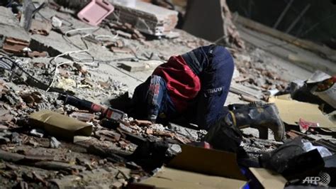rescuers race to find turkey quake survivors at least 39
