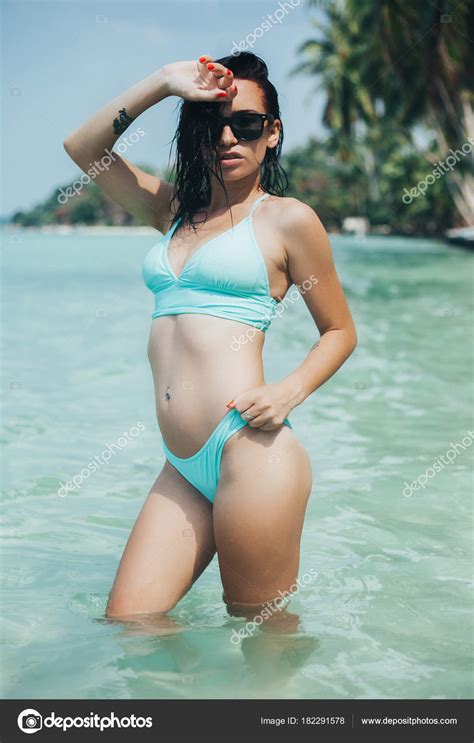 hermosa mujer joven bikini gafas sol resort mar tropical — foto de stock © yuliyakirayonakbo