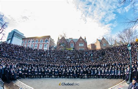 thousands  rabbis gather    group photo  conference  chabad lubavitch emissaries