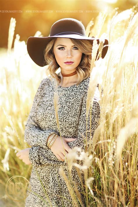 senior picture portrait ideas backlit outdoor fall leaves sweater floppy hat photography 写真 人像