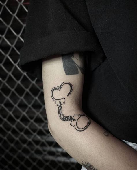 30 Perfect Handcuff Tattoos Make You Yearn For Freedom Style Vp